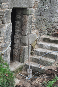 Percement porte et escalier en pierre